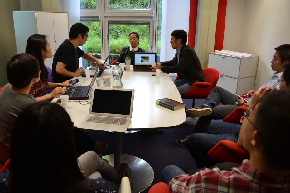 Mit Freunden hat Lin Cheng das „Schlachtensee-Kolloquium“ ins Leben gerufen. Hier tauschen sich chinesische Studierende über ihre wissenschaftliche Arbeit und den Alltag in Berlin aus.