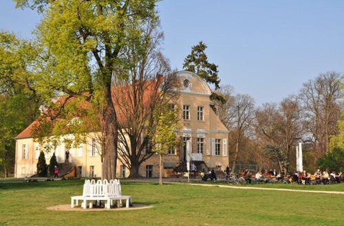 Der Berliner Kunsthistoriker und Schriftsteller Guthmann erschuf im idyllischen Neu-Cladower Gutspark einen Ort, an dem sich Natur und Kunst zu einem harmonischen Ganzen zusammenfügen sollten.