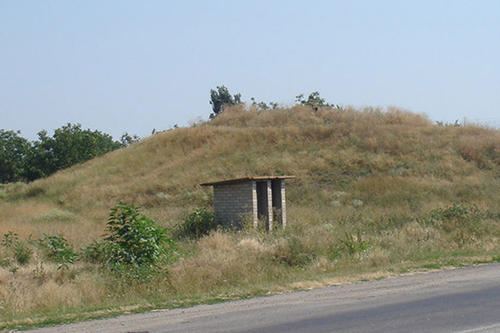 Das Foto zeigt einen Kurgan, einen Grabhügel, in der eurasischen Steppe.