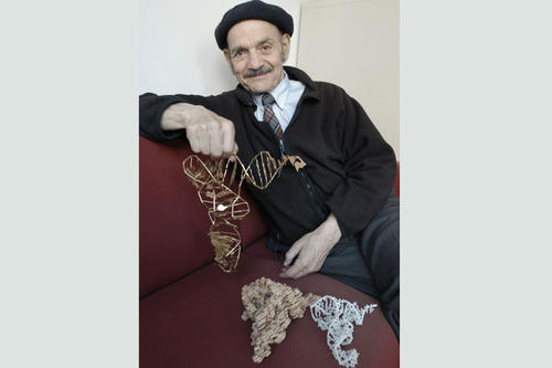 Alexander Rich mit seinen tRNA-Modellen. Das Foto zeigt den Biochemiker im Jahr 2008.