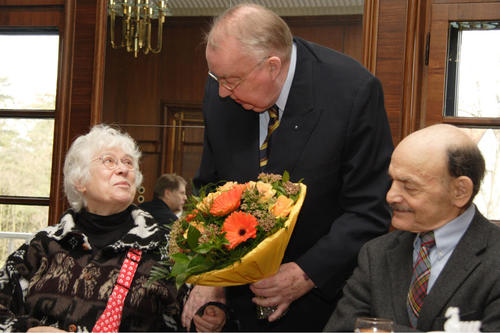 Bei einer Veranstaltung im Jahr 2007 im Goldenen Saal des Präsidiums der Freien Universität überreicht Professor Volker A. Erdmann Alexander Richs Gattin Blumen. Rechts im Bild: Alexander Rich.