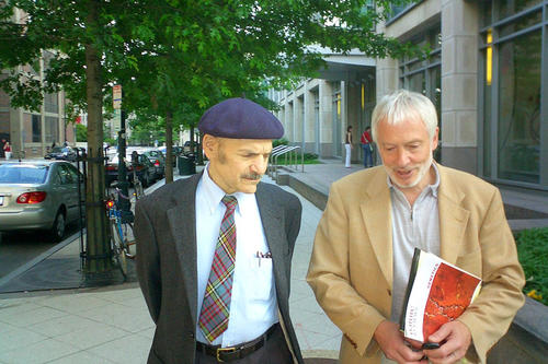 Professor Burghardt Wittig, Vorstand des Stiftungsinstituts für Molekularbiologie und Bioinformatik an der Freien Universität, mit Professor Alexander Rich vor dem Massachusetts Institute of Technology, Biologie, Cambridge.