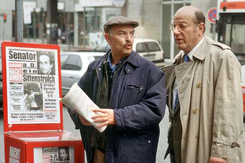 Die Kommissare Stoever (Manfred Krug, rechts) und Brockmöller (Charles Brauer, links) in der Tatort-Folge „Parteifreunde“.