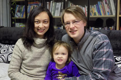 Liu Lingshan und Benjamin van Well mit ihrer Tochter Meihan.