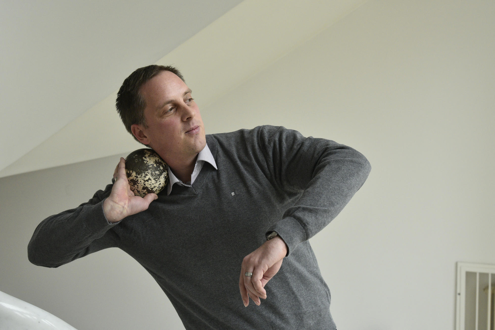Christian Mundhenk ist neuer Leiter der Zentraleinrichtung Hochschulsport an der Freien Universität. Ein transportables Sportgerät hatte er bei seinem Besuch im Präsidium der Freien Universität praktischerweise zur Hand.