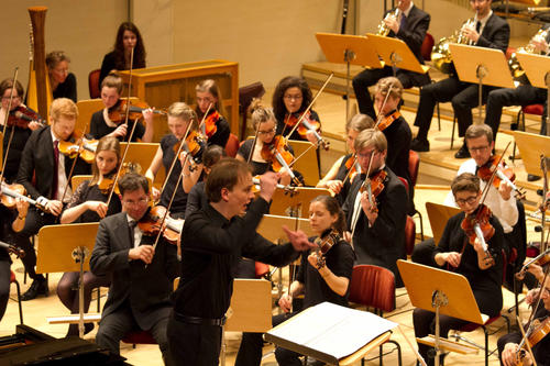 Antoine Rebstein dirigiert das Junge Orchester.
