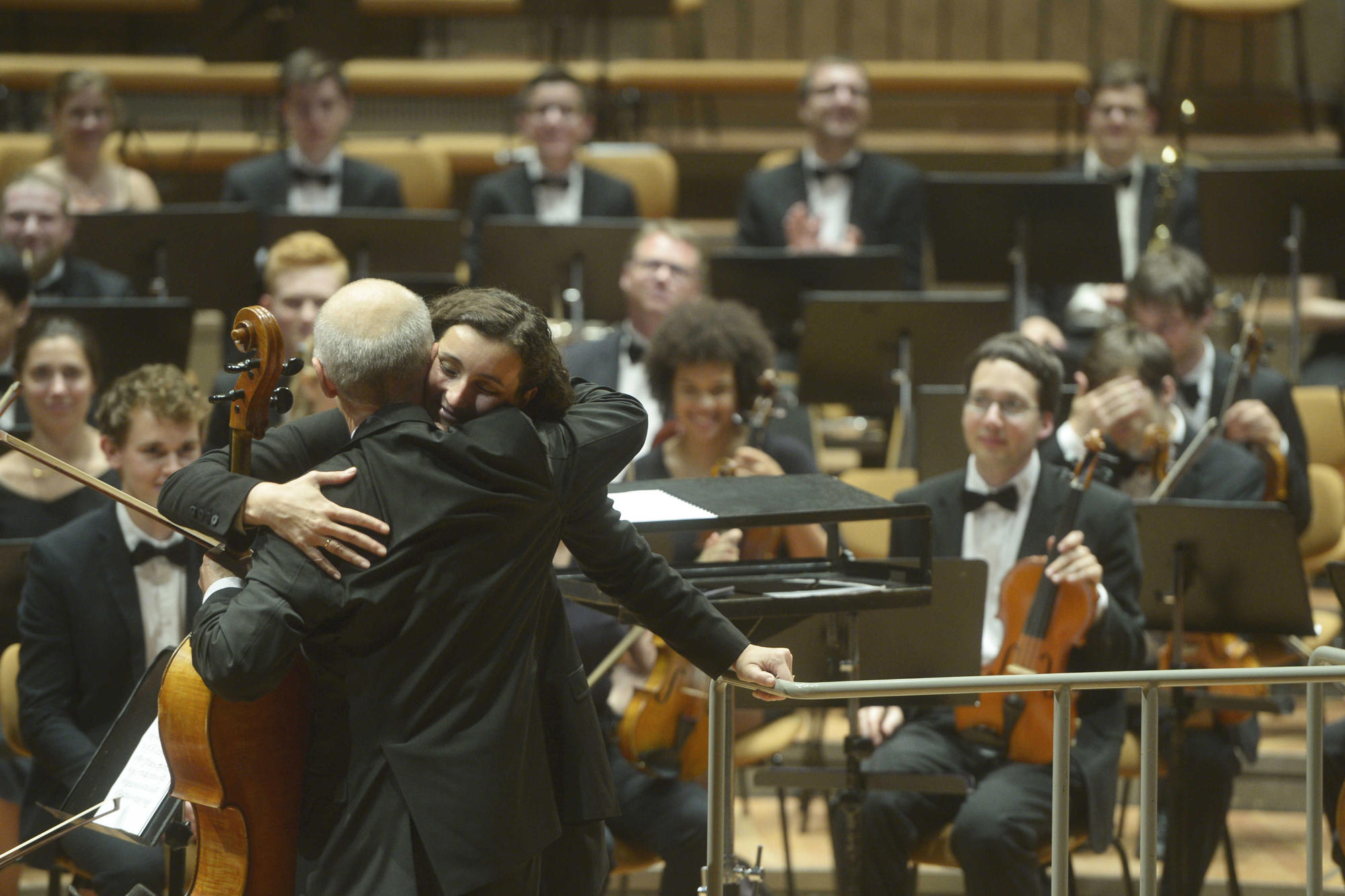 Donka Miteva, die Leiterin des Collegium Musicum verabschiedet sich von Bernhard Wyszynski.