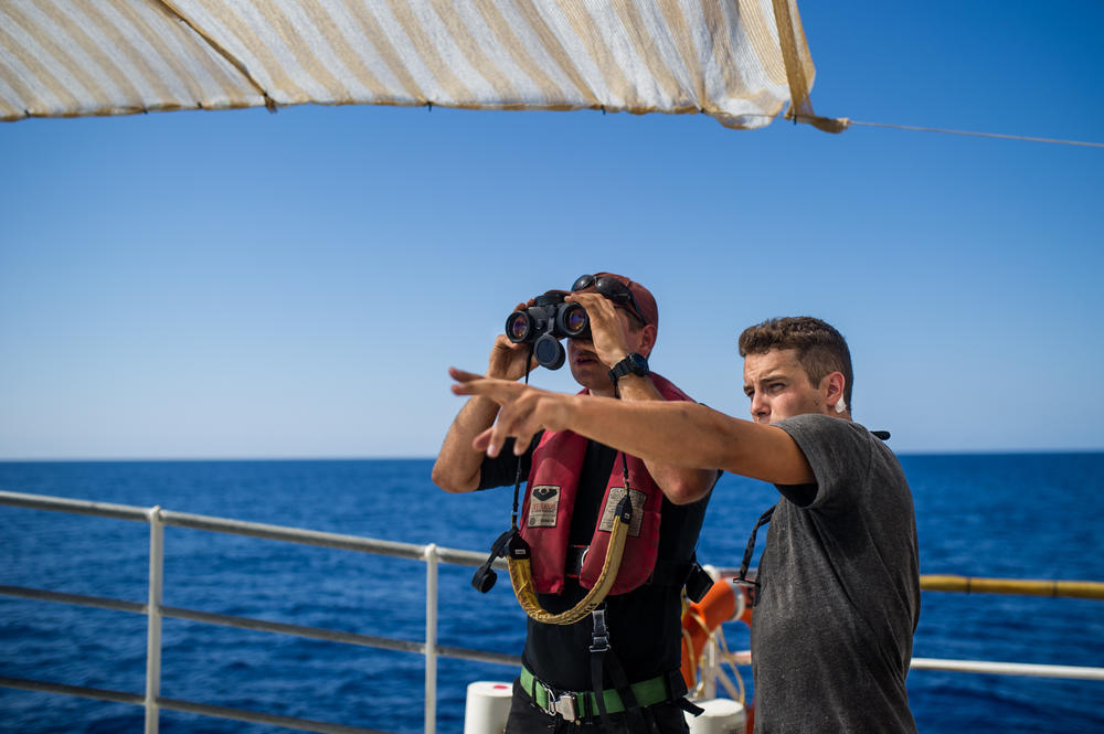 Lebensretter und Jura-Student: Oscar Schaible (rechts) und ein Mitglied des Teams halten auf dem Flüchtlingsrettungsboot „Sea-Watch 2“ vor der libyschen Küste nach Flüchtlingsbooten Ausschau.