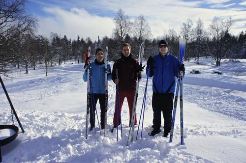 Hüttenpause beim Skilanglauf: Henning Brücker mit seinen Freunden Simon und Jonas.