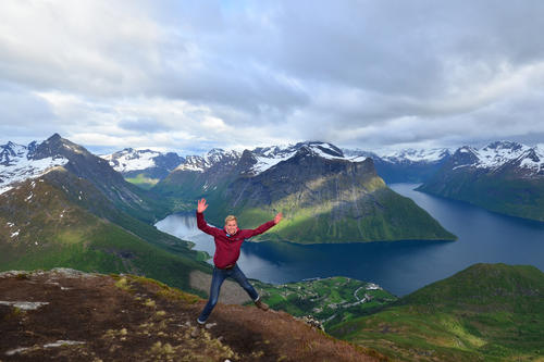 Die Panorama-Aussicht vom Gipfel des Saksa auf 1073 Metern animierte Henning Brücker zu Freudensprüngen vor den Fjorden und verschneiten Sunnmøre-Alpen.