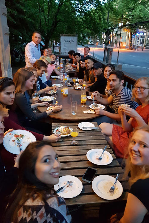 Selbstgekochtes genießen: Gemeinsames Essen bei einem Kochevent von Schüler Treffen Flüchtlinge kurz vor der Sommerpause.