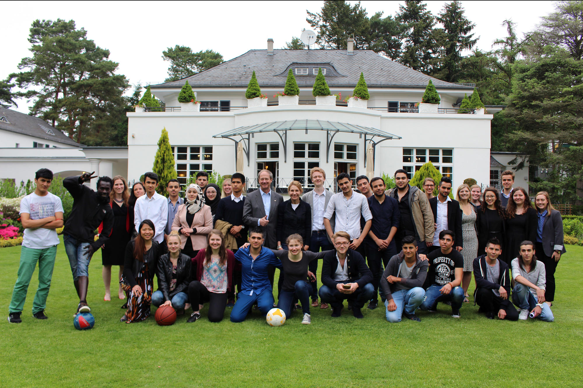 Der ehemalige Botschafter der USA John B. Emerson lud Teilnehmer von Schüler Treffen Flüchtlinge zum Barbecue in seine Residenz.