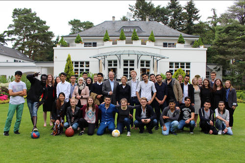 Der ehemalige Botschafter der USA John B. Emerson lud Teilnehmer von Schüler Treffen Flüchtlinge zum Grillen in seine Residenz.