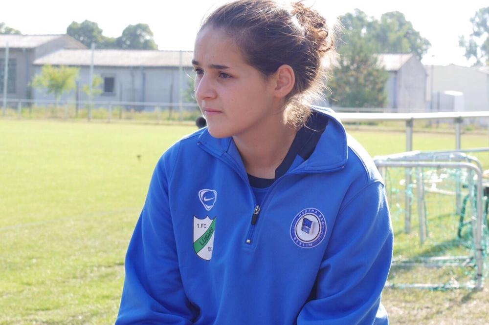 In Freizeit spielt Bengü Sahin Fußball.