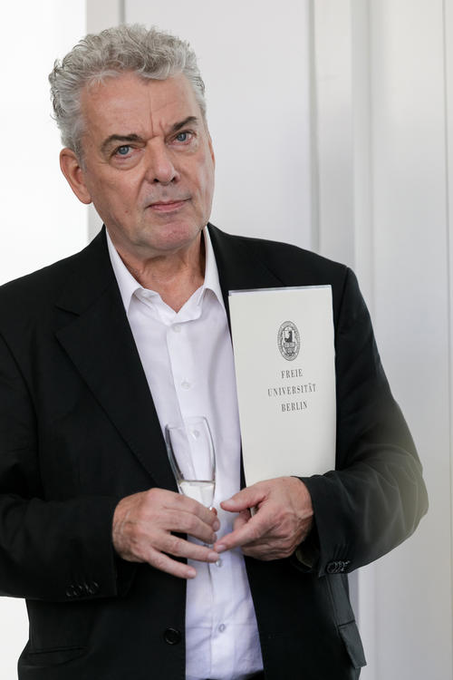 Hans-Werner Rückert mit der Dienstjubiläumsurkunde zu 40 Jahren an der Freien Universität Berlin.