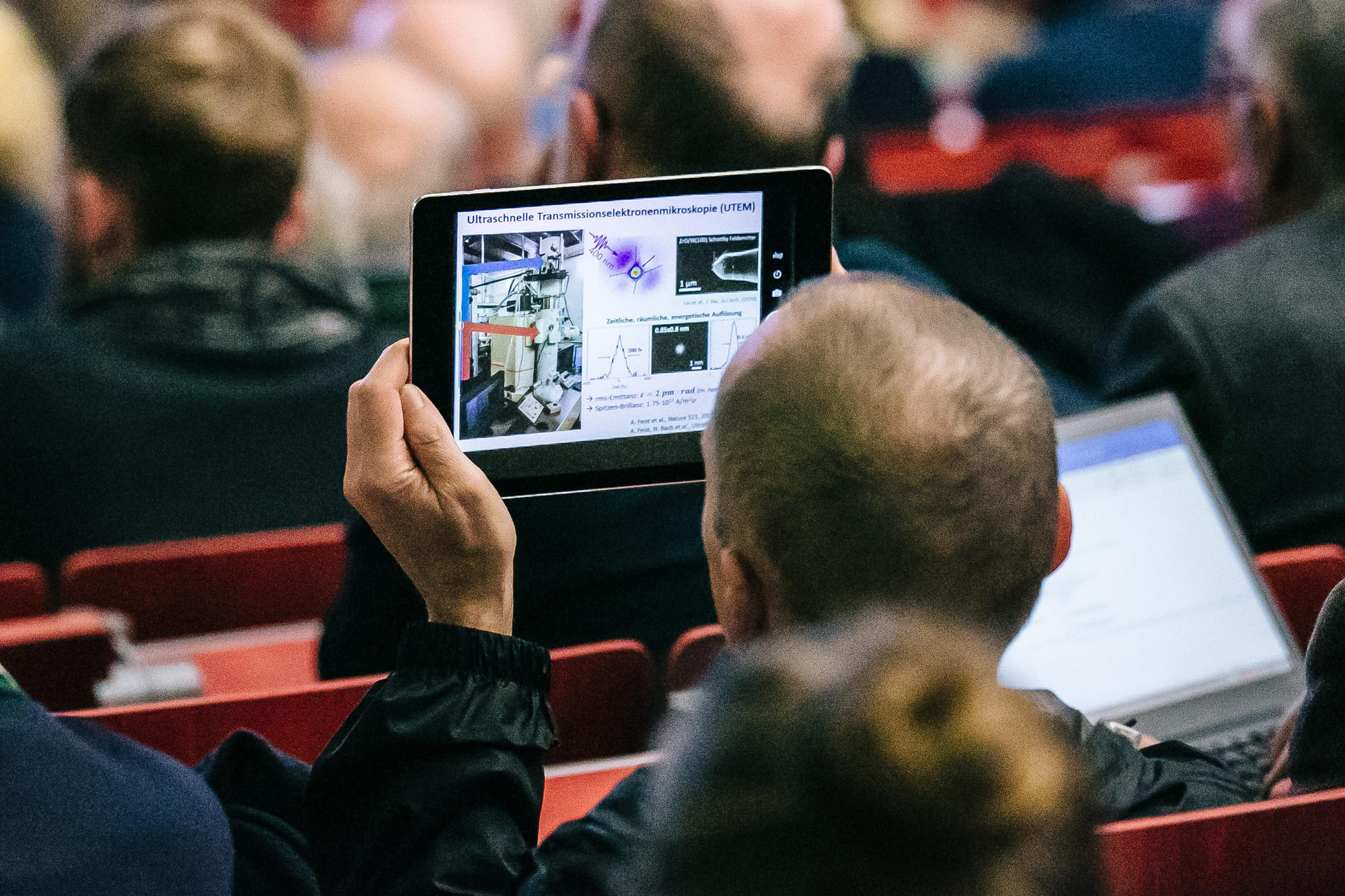 Unter den Zuhörern waren zahlreiche Physiker, von denen mancher die Präsentationen mit seiner Tablet-Kamera festhielt.
