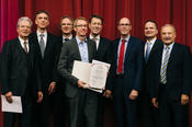 Gruppenbild mit Preisträger: (v. l.) Lothar Wilhelmy, Prof. Piet Brouwer, Prof. Thomas Elsässer, Prof. Claus Ropers, Georg Schütte, Prof. Peter-André Alt, Prof. Rupert Huber und Peter Lange.