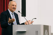 Peter Lange, Vorsitzender der Otto-Klung-Stiftung an der Freien Universität Berlin, begrüßte die Gäste der Veranstaltung.