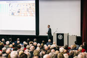 Auch zahlreiche Mitglieder des Forschungsteams von Claus Ropers waren zur Preisverleihung nach Berlin angereist und verfolgten die Veranstaltung im vollbesetzten Hörsaal im Henry-Ford-Bau der Universität.