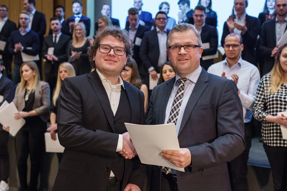 Feierliche Übergabe: Bei der Absolventenfeier des Fachbereichs Wirtschaftswissenschaft überreichte Prof. Dr. Klaus Ruhnke Andrej Svetlošák (li.) das Zeugnis. Kurz zuvor hatte der slowakische Student den DAAD-Preis für herausragende ausländische Studi