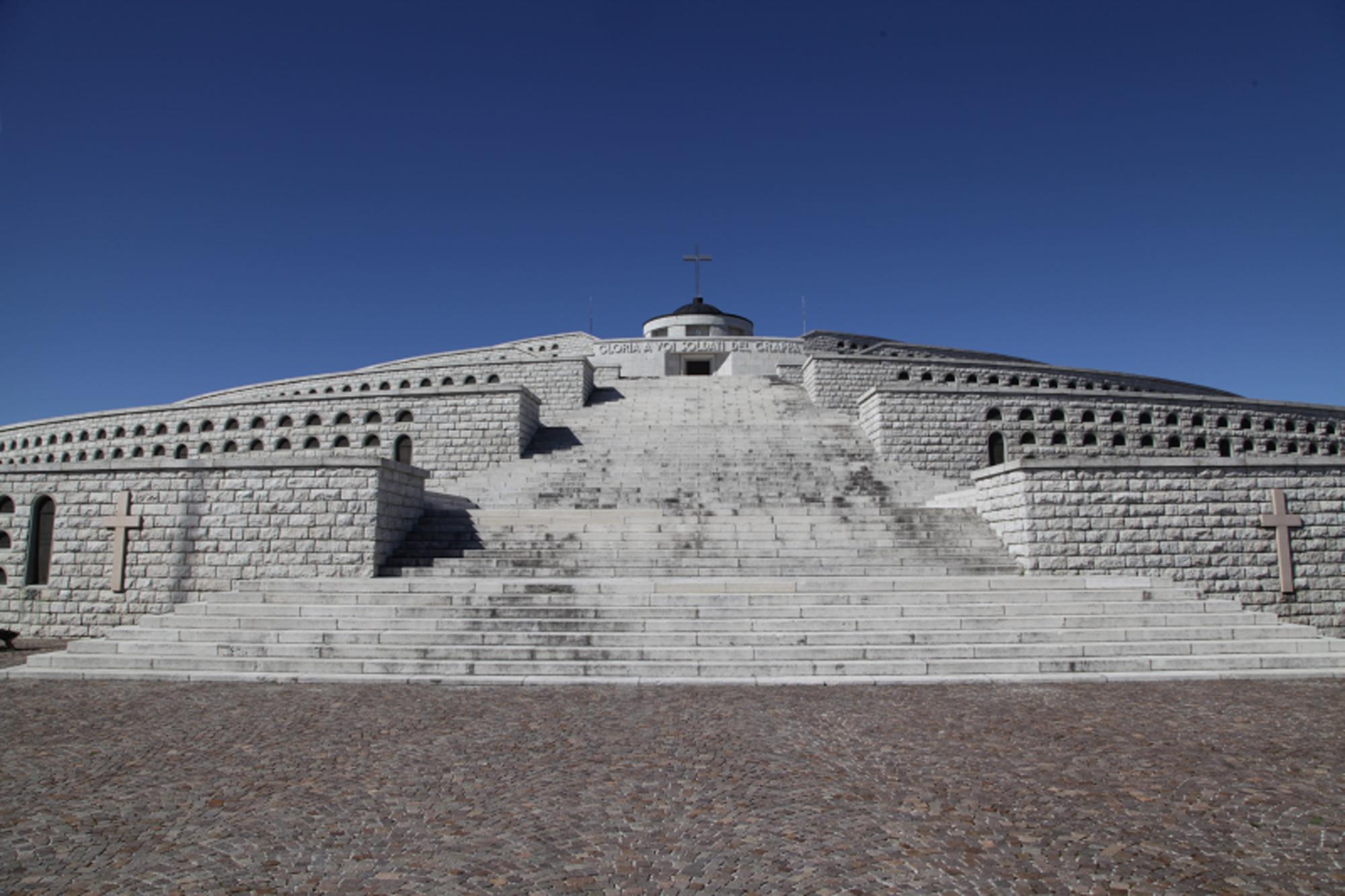 Das Ossarium auf dem Berg Monte Grappa im Norden Italiens hat gigantische Ausmaße.