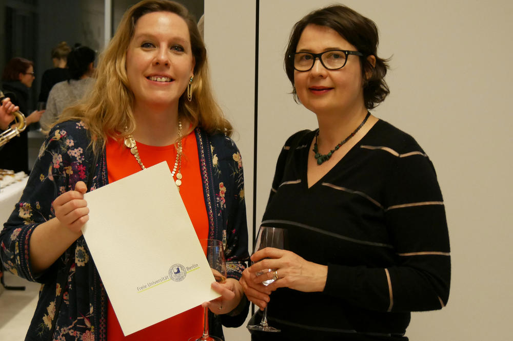 Für ihre Dissertation ist die Kulturwissenschaftlerin Shelley Harten (links) von Franziska Lesák (rechts), der ehemaligen Frauenbeauftragten des Fachbereichs, ausgezeichnet worden.