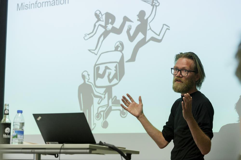 Mads Vestergaard in der Rostlaube der Freien Universität.