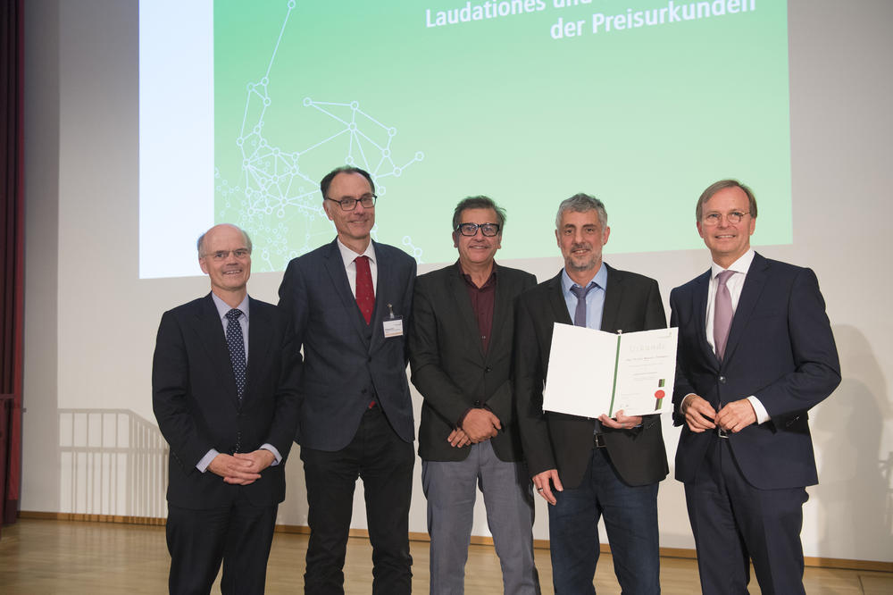 Preisträger J. M. Domingues (2. v. r.) mit E. Aufderheide (l.), Generalsekr. AvH-Stiftung, W. Knöbl (2. v. l.), Institut für Sozialforschung, S. Costa (3. v. l.), Lateinamerika-Institut der Freien Universität und Thomas Rachel (r.), Parl. StS BMBF.