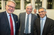 Juraj Kukura (Mitte), der Vater des Preisträgers, mit Peter Lizák (links), Botschafter der slowakischen Republik, und Physikprofessor und Laudator Vahid Sandoghdar (rechts) vom Max-Planck-Institut für die Physik des Lichts Erlangen.