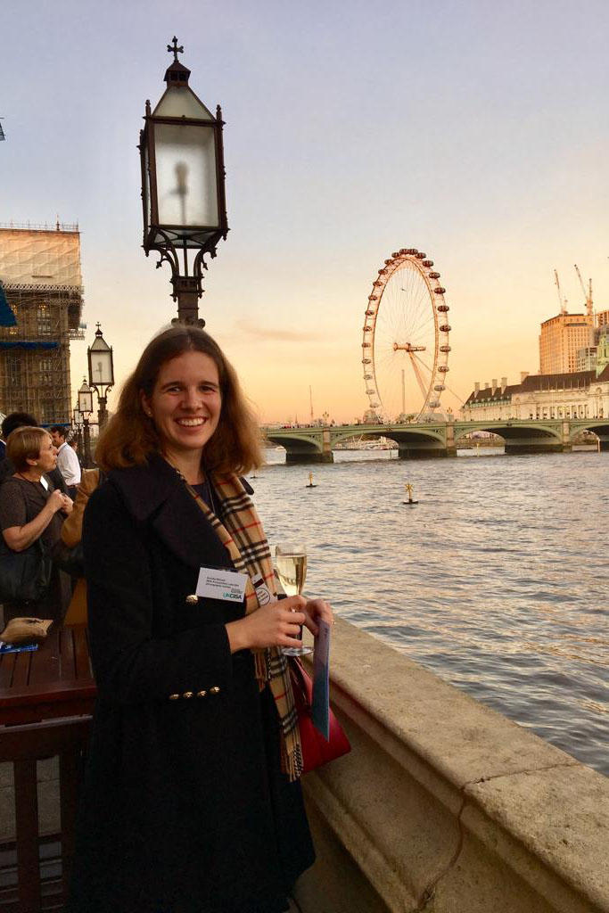 Annika Blümel genießt den Sonnenuntergang an der Themse