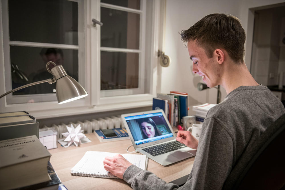 Mit Laptop und Block: Felix Ringe unterrichtet ehrenamtlich Schülerinnen und Schüler in den Fächern Latein und Englisch.
