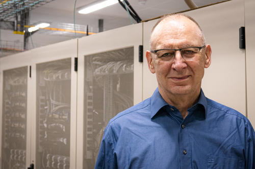 Porträtfoto von Dietmar Dräger, ehemaliger IT-Sicherheitsbeauftragter der Freien Universität Berlin, im Serverraum
