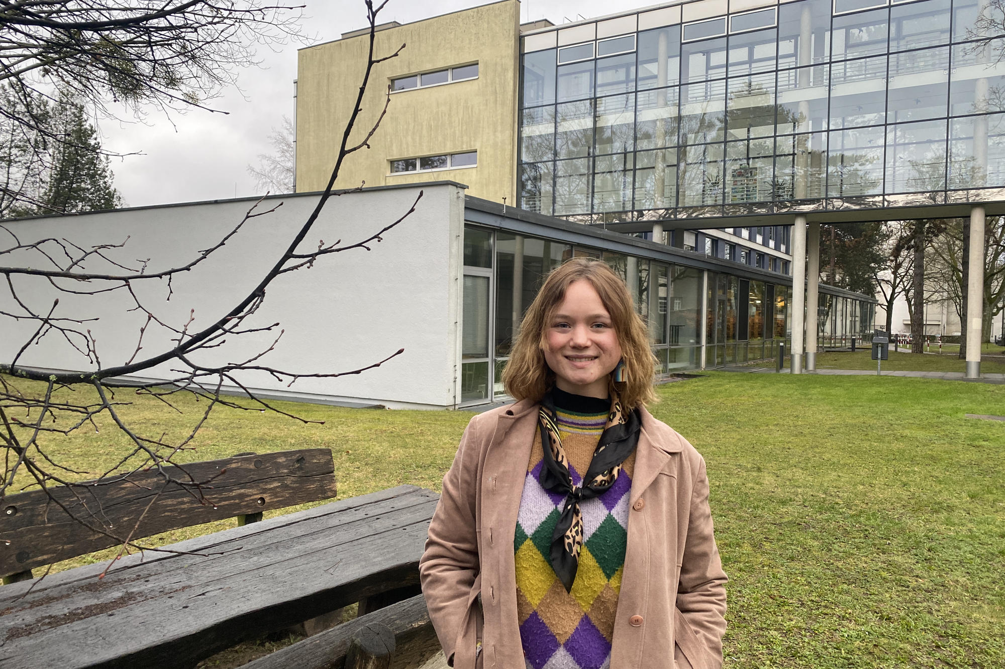 Engagierte Studentin und erfolgreiche Schauspielerin: Sofie Eifertinger vor dem Otto-Suhr-Institut für Politikwissenschaft.