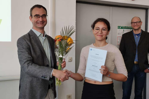 Jörg Aschenbach, Prodekan für Lehre bei der Veterinärmedizin gratuliert Carine Hadjadene. Die Preisverleihung fand im Rahmen der Erstsemestereinführung am Fachbereich statt. Rechts im Bild: Erasmus-Koordinator Salah Amasheh.