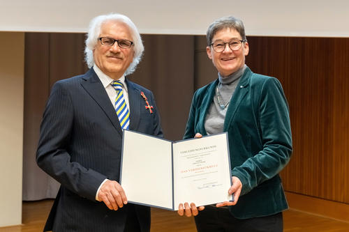 Auszeichnung und Verleihungsurkunde erhielt Feryad Fazil Omar aus Händen von Wissenschaftssenatorin Ulrike Gote.