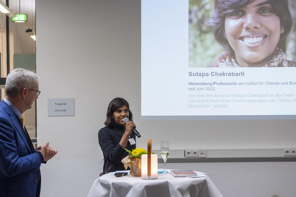 Neu und erfahren: Seit Juni 2022 hat Sutapa Chakrabarti eine Heisenberg-Professur inne. Zuvor leitete sie eine Forschungsgruppe zum Thema „mRNA Metabolism“ am Institut für Chemie und Biochemie. Universitätpräsident Günter M. Ziegler begrüßte.