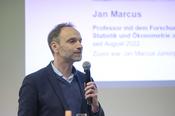 Jan Marcus, Professor mit dem Forschungsschwerpunkt Angewandte Statistik und Ökonometrie, schwärmt für die Beratungs- und Unterstützungseinrichtung fu:stat am Fachbereich Wirtschaftswissenschaft.