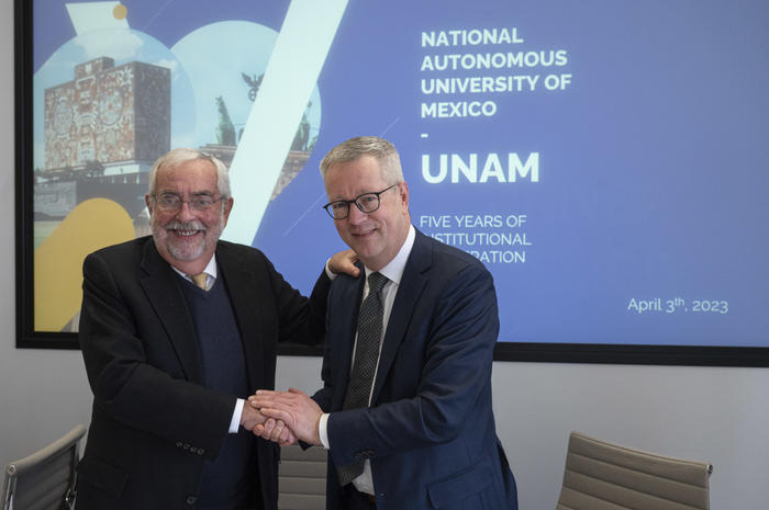 Handschlag nach der Vertragsunterzeichnung: Professor Enrique L. Graue Wiechers, Rektor der UNAM (links), und Professor Günter M. Ziegler, Präsident der Freien Universität Berlin.