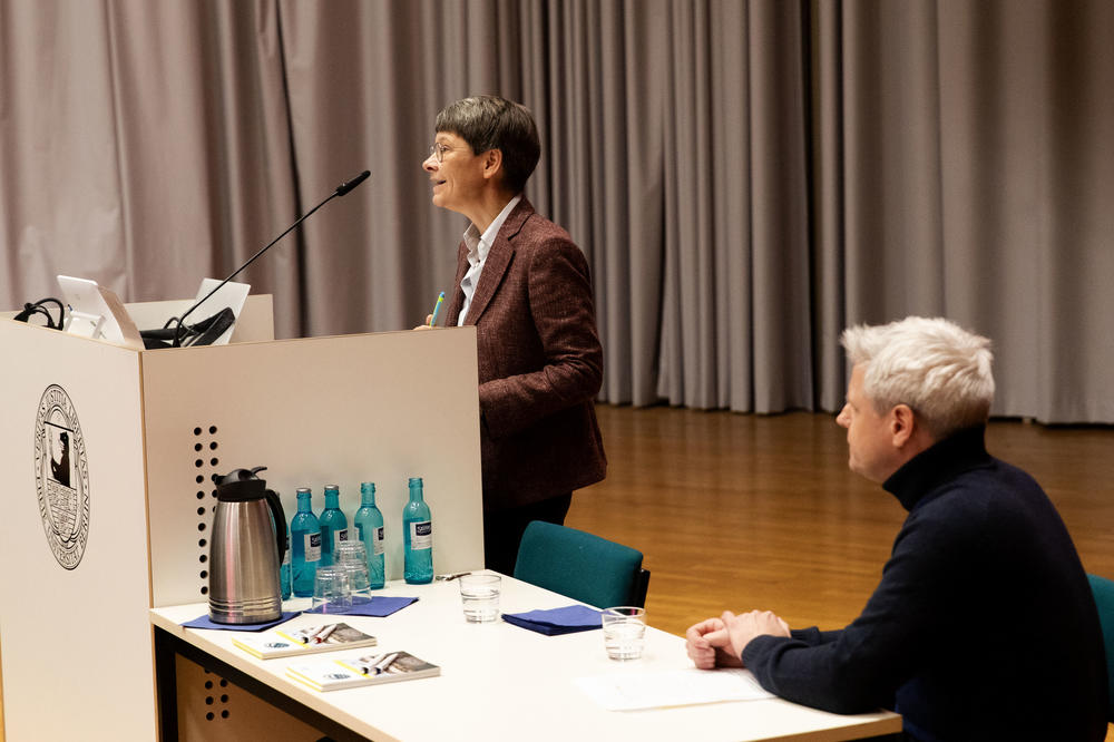 Literaturwissenschaftsprofessorin Anne Fleig und Theaterwissenschaftsprofessor Matthias Warstat vom Dahlem Humanities Center führten in die Siegfried Unseld Vorlesung ein.