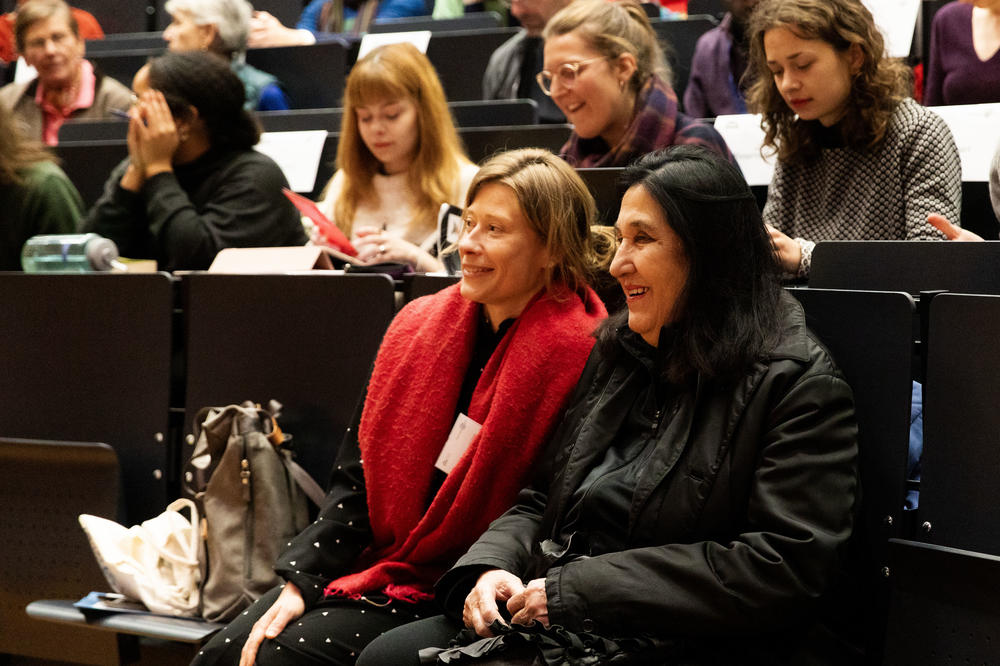 Emine Sevgi Özdamar (rechts) und Anne Schenderlein, Geschäftsführerin des Dahlem Humanities Center, das die Siegfried Unseld Vorlesung ausrichtet.