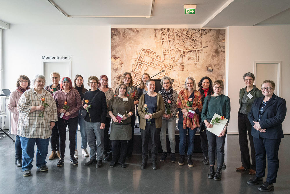 Vizepräsidentin Verena Blechinger-Talcott (erste von rechts) gratulierte den Frauen- und Gleichstellungsbeauftragten aus 14 Bereichen und deren Stellvertreterinnen