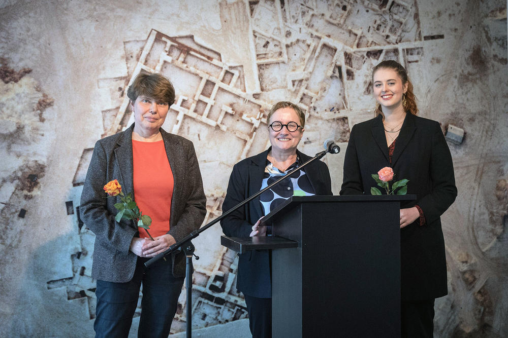 Viel geschafft und viel zu tun (von links): Physikerin Beate Schattat, Japanologin Verena Blechinger-Talcott, Geschichtsstudentin Ellinor Trenczek