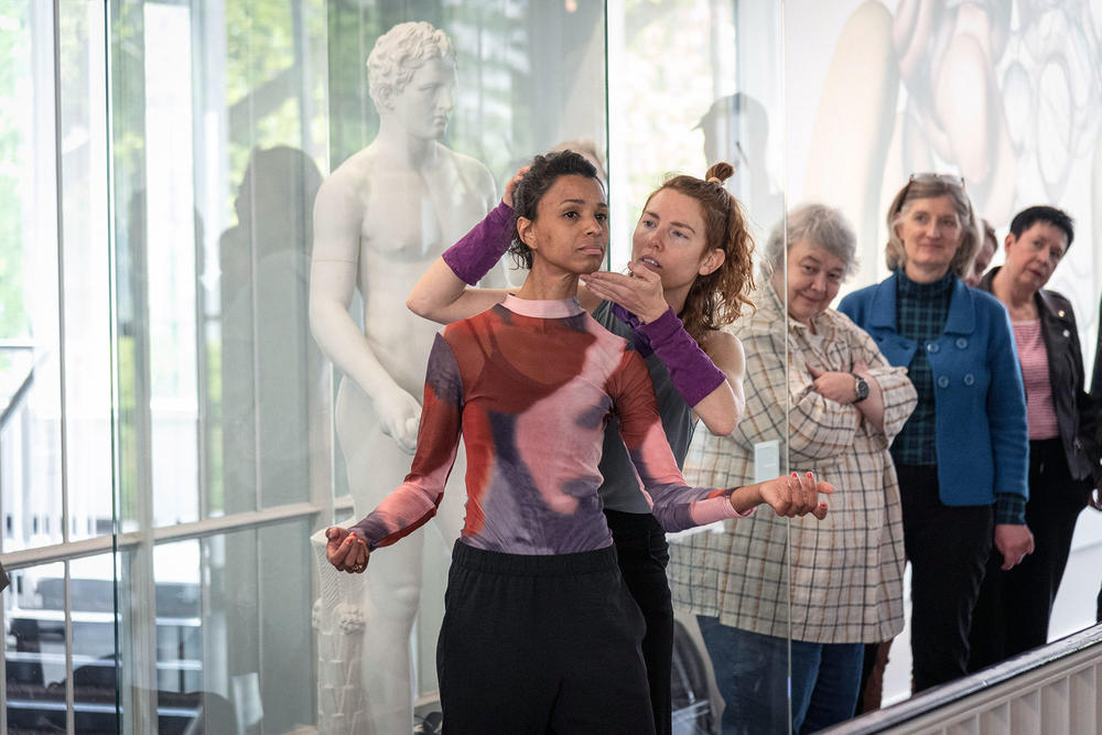 Dancing Dialogue: Mariama Diagne (links) und Sophie Schulze-Allen thematisierten mit einer Tanzperformance gesellschaftliche Machtverhältnisse