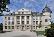 Von 1912 an hatten Otto Hahn und Lise Meitner mehr als zwei Jahrzehnte in dem Gebäude in der Thielallee 63 geforscht. Heute beherbergt der Hahn-Meitner-Bau Teile des Instituts für Chemie und Biochemie.