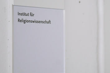Studierende der Religionswissenschaft erforschen unter anderem die europäische Tradition seit der griechischen Antike.