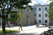 Der Fachbereich Rechtswissenschaft hat seinen Sitz in der Van't-Hoff-Str. 8.
