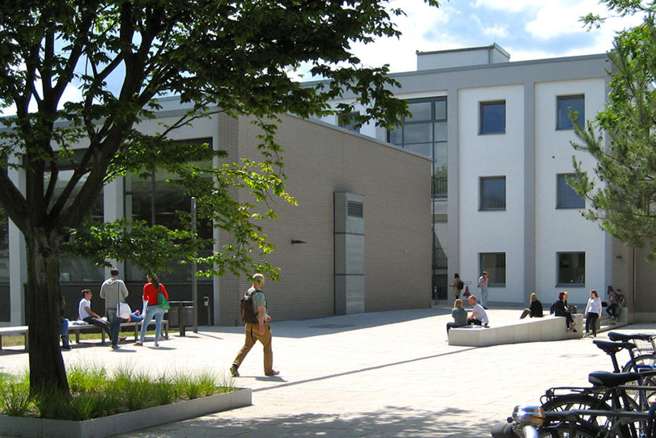 Der Fachbereich Rechtswissenschaft hat seinen Sitz in der Van't-Hoff-Str. 8.