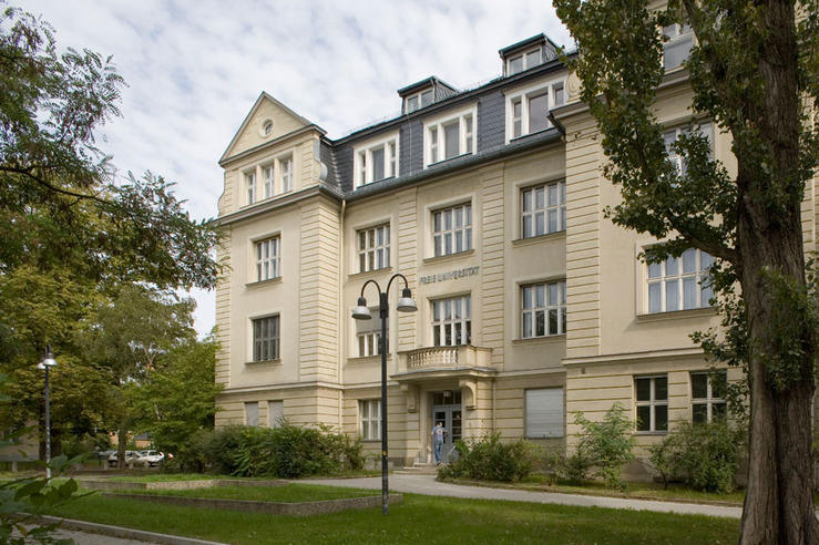 In der Boltzmannstraße 3 befindet sich u.a. das Dekanat des Fachbereichs Rechtswissenschaft.