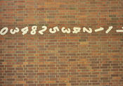 Die Kreiszahl "Pi" steht auf der Wand des Mathematik-Gebäude in der Arnimallee 6