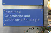 Das Institut für Griechische und Lateinische Philologie ist am Gebäudekomplex Habelschwerdter Allee 45 angesiedelt.